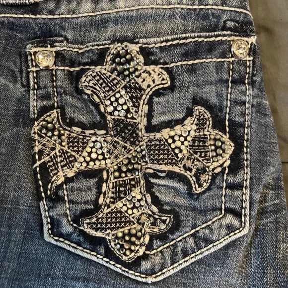 Miss Me Mid Rise Cuffed Skinny Jean Size 27 Rhinestone Cross - Picture 2 of 11
